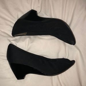 Bandolino black open toe wedges